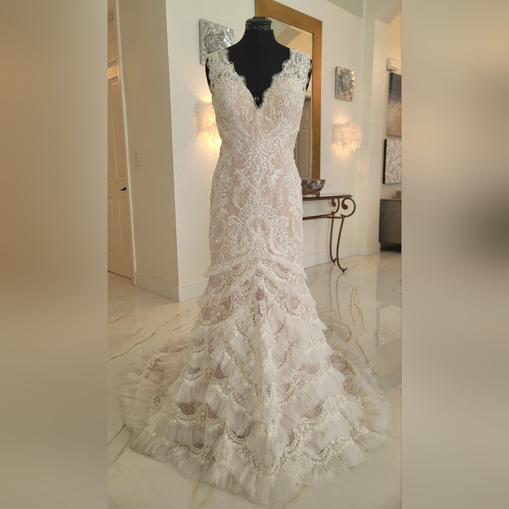 New with tags Gorgeous Gallina Wedding Dress size 12